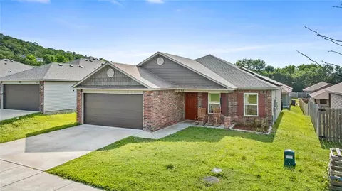 914 S Jaybird Ln, Fayetteville, AR 72701