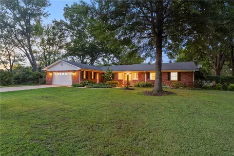 2570 N Center St, Fayetteville, AR 72701