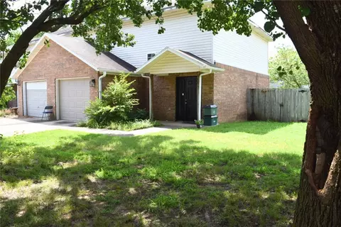 915 W Peachtree Dr, Fayetteville, AR 72703