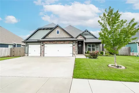 1061 Silver Maple St, Centerton, AR 72719