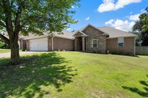 605 Grand Ct, Siloam Springs, AR 72761