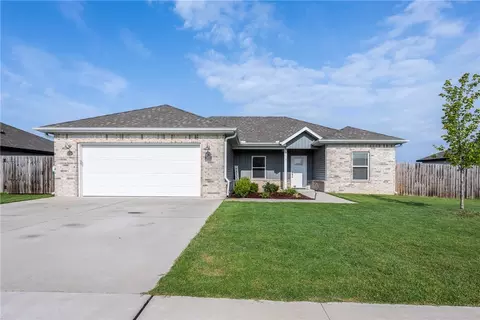 385 N Wyandotte St, Farmington, AR 72730
