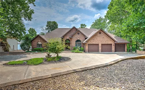48 Strichen Ln, Bella Vista, AR 72715