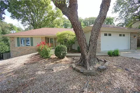 4 Dinton Cir, Bella Vista, AR 72714