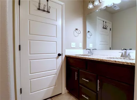 Bath - 1010 E Sumac St, Rogers, AR 72756 photo 3 of 4