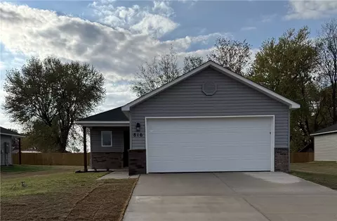 816 S Kit St, Siloam Springs, AR 72761