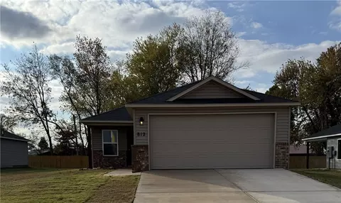 812 S Kit St, Siloam Springs, AR 72761