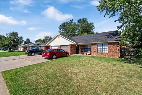 2004 S 2006 S G St, Rogers, AR 72758