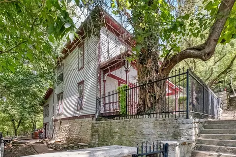 4 Armstrong St, Eureka Springs, AR 72632