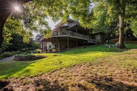 1063 Kings Dr, Fayetteville, AR 72701