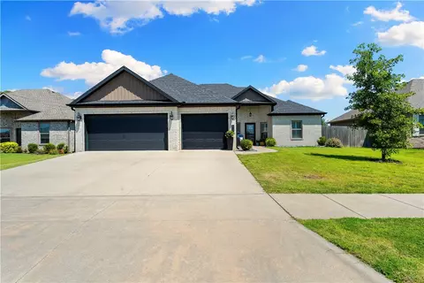 810 Bob Glen Cir, Centerton, AR 72719