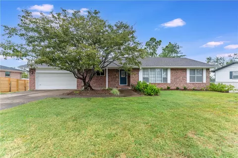 918 S 15th St, Rogers, AR 72758