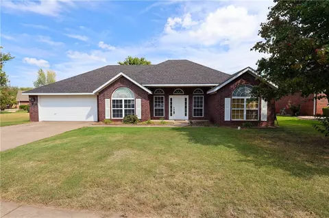 303 Maple Leaf Ave, Siloam Springs, AR 72761