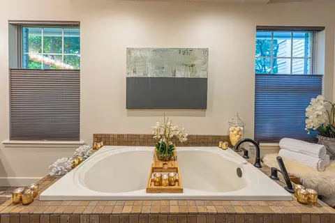 Bath - 5501 Bryant Pl, Springdale, AR 72764 photo 3 of 6