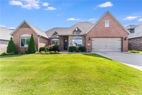6409 S 37th St, Rogers, AR 72758
