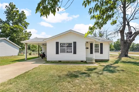 200 N Little Ave, Gentry, AR 72734