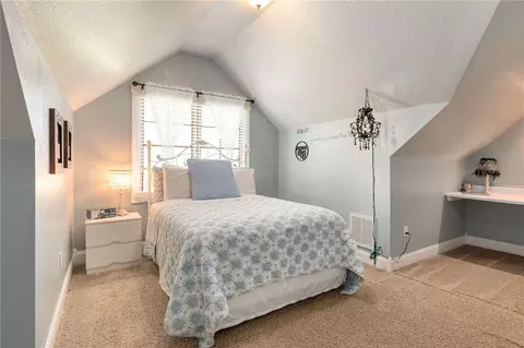 Bedroom - 1959 Private Road 1064, Monett, MO 65708 photo 2 of 4
