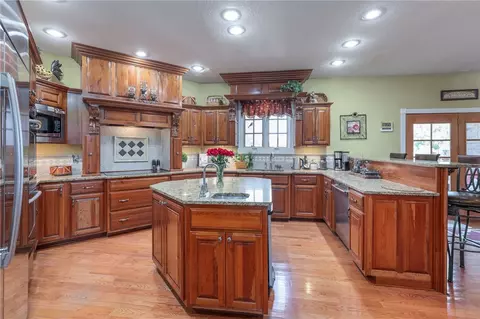 Kitchen - 1959 Private Road 1064, Monett, MO 65708 photo 2 of 2