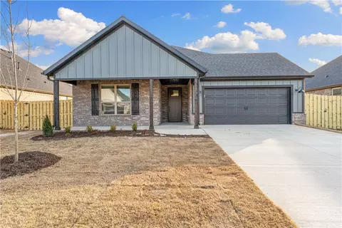 1913 Edwards St, Pea Ridge, AR 72751