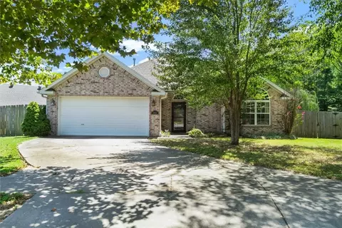 2862 Bluegrass Pl, Fayetteville, AR 72704