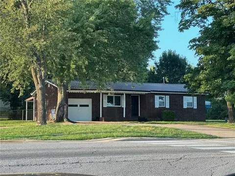 1005 Cheri Whitlock Dr, Siloam Springs, AR 72761