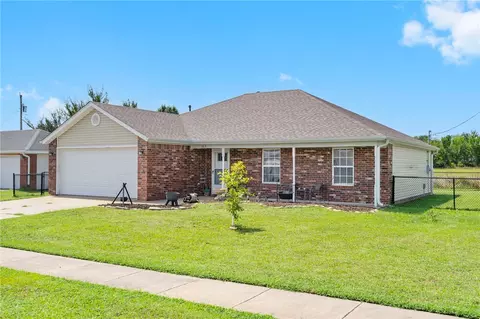 603 Magnolia Sw St, Gravette, AR 72736