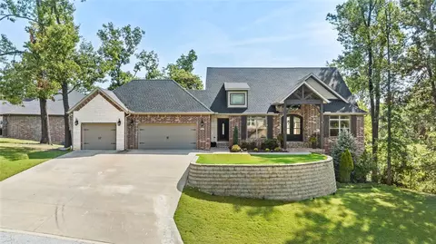 9 Harbour Dr, Bentonville, AR 72712