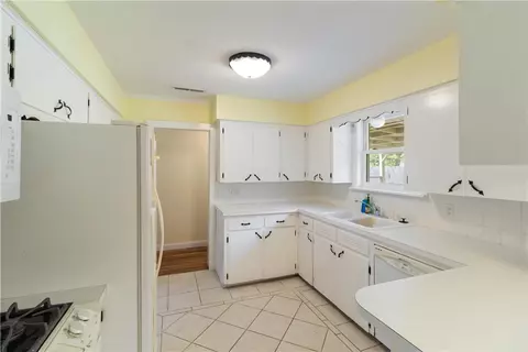 Kitchen - 703 E Sumac, Rogers, AR 72756 photo 1 of 2