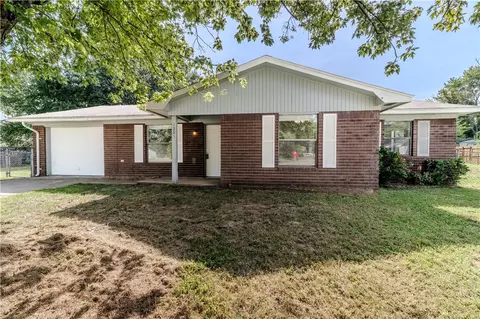 1205 Henegar Dr, Siloam Springs, AR 72761
