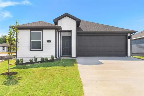 207 NW Bellflower St, Gentry, AR 72734