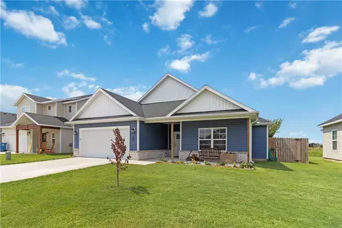 285 Miles Ave, Gentry, AR 72734