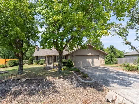 25 Kirkcaldy Dr, Bella Vista, AR 72715