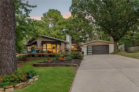 2330 N Juneway Ter, Fayetteville, AR 72703