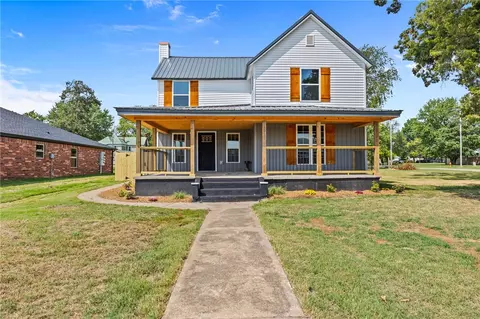 301 S Rust Ave, Gentry, AR 72734