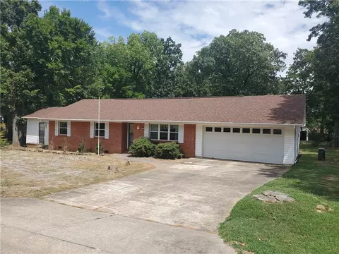 1910 N Austin Dr, Fayetteville, AR 72703