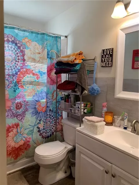 Bath - 3202 Scott Ln, Springdale, AR 72762 photo 1 of 2