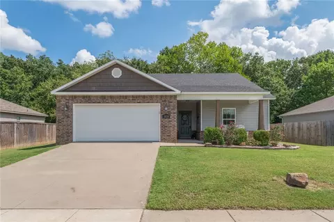 1170 S Spritz Dr, Fayetteville, AR 72701