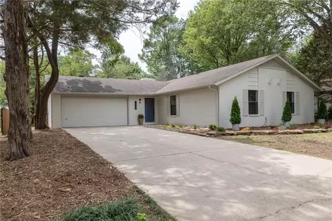 1833 E Briarcliff St, Fayetteville, AR 72703