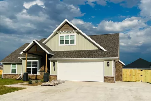 651 S Baggett St, Prairie Grove, AR 72753