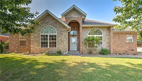 306 Camelot Dr, Rogers, AR 72756