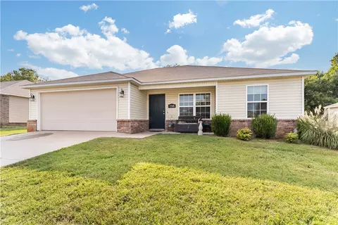 1361 Splash Dr, Fayetteville, AR 72701