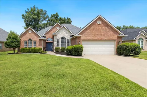 4411 Arlington Dr, Rogers, AR 72758