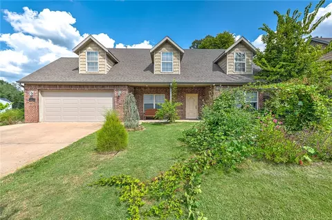 1806 Creekmore Dr, Fayetteville, AR 72703