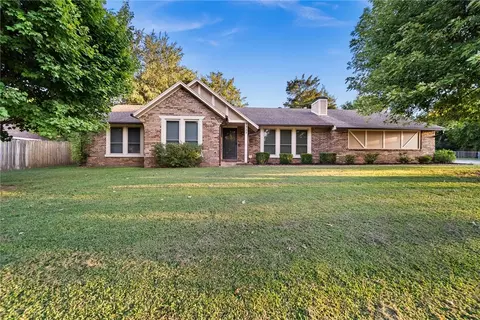 2525 E Country Way, Fayetteville, AR 72703