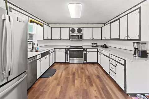 Kitchen - 137 Harmon Rd, Harrison, AR 72601 photo 2 of 3