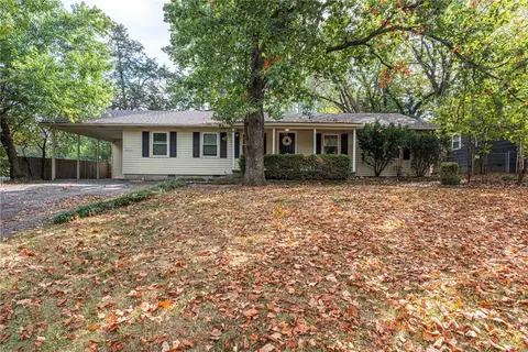 1832 N Greenvalley Ave, Fayetteville, AR 72703