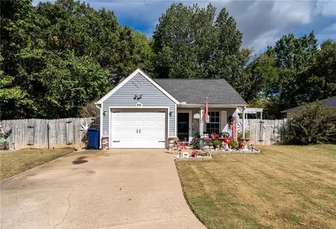 2041 Wood Tree Ct, Siloam Springs, AR 72761
