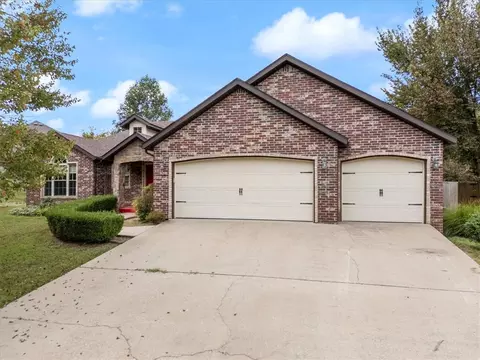 18 Queensferry Cir, Bella Vista, AR 72715