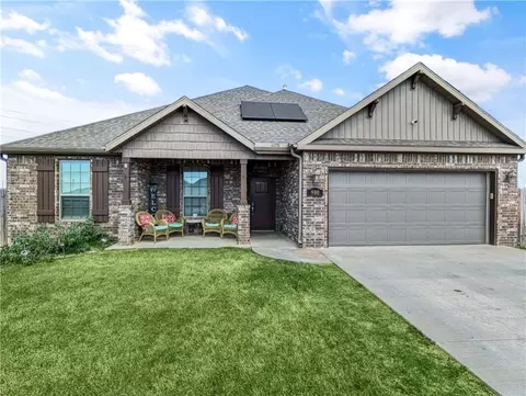 900 E Skyline Loop, Centerton, AR 72719