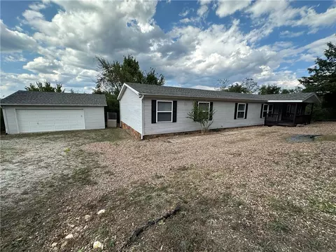 3 Suntop Ln, Holiday Island, AR 72631